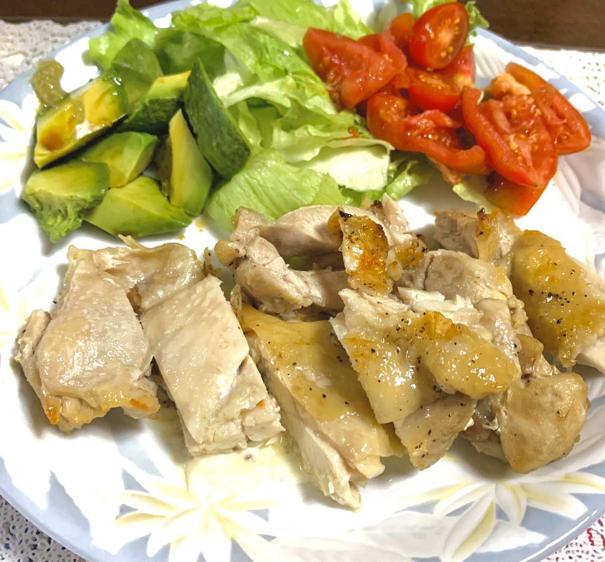 鶏肉のソテーとアボカド！
鶏モモって何でこんなに美味しいのでしょう。から揚げが至高ではありますが、鶏皮カリカリに焼いたソテーも美味しいですよね！
アボカドはわさび醤油と食べるのが個人的に最高です！

#グルテンフリー #料理記録 #glutenfree