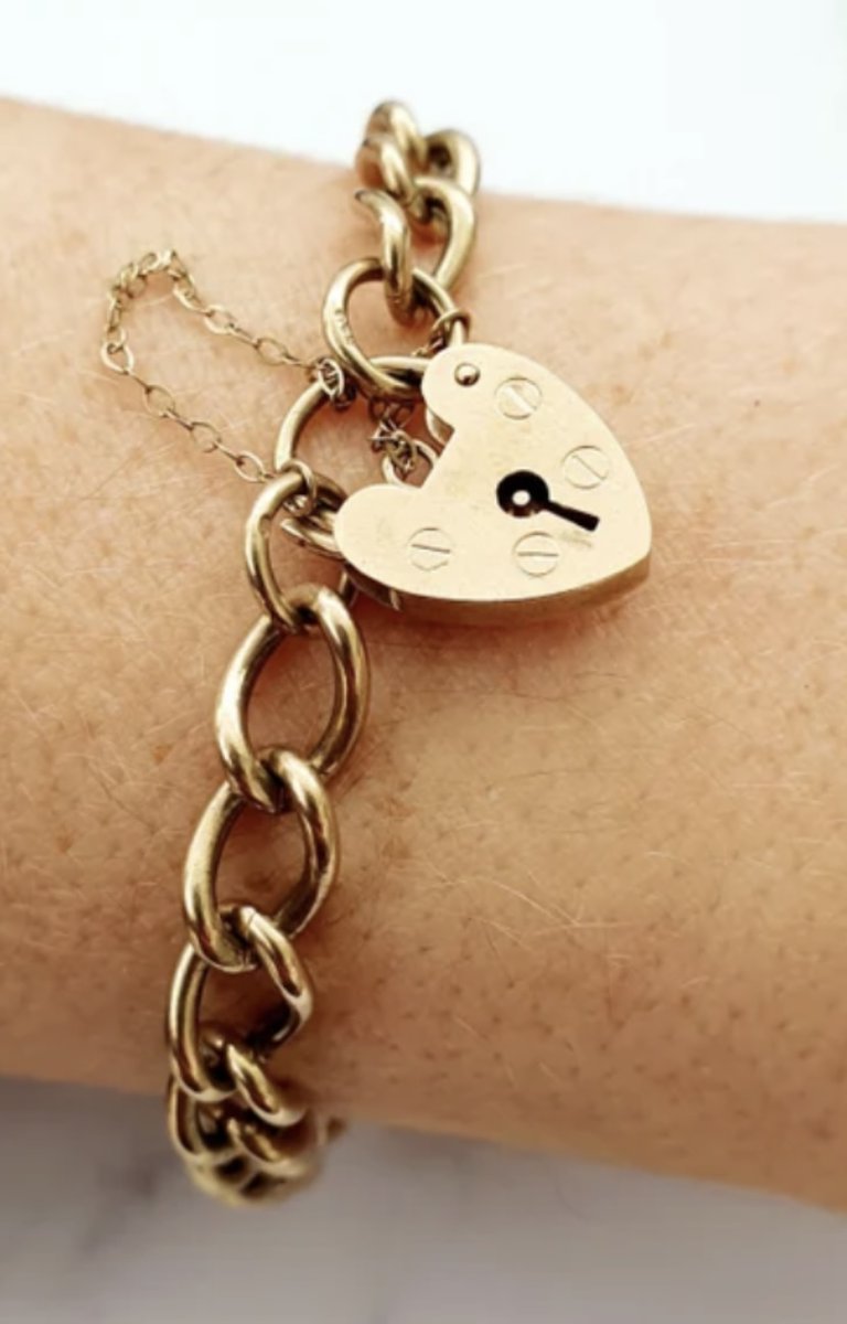 RoisinMonahanM's tweet image. I lost a very very sentimental piece of jewelry in Cork train station on Friday, on the off chance that someone comes across a gold heart clasp like the one below, please reach out to me. I’m super heartbroken and would love if it was found @IrishRail