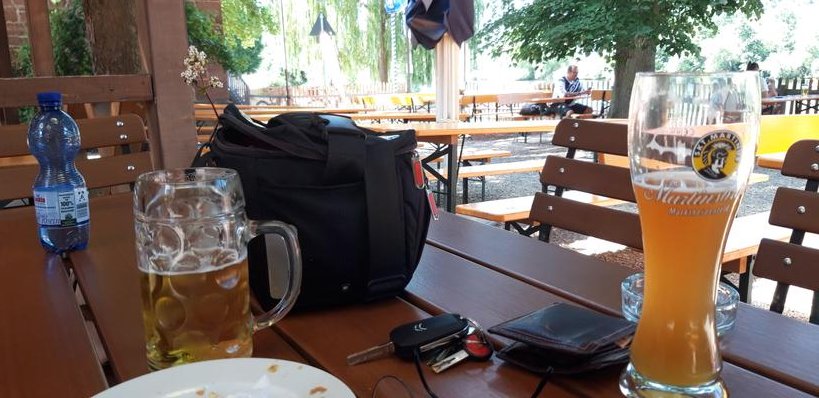 Gertuselix's tweet photo. Der #Biergarten befreit den Radler aus tiefer Not :
#Marktheidenfeld
#Mainradweg https://t.co/7m31QxBuJh