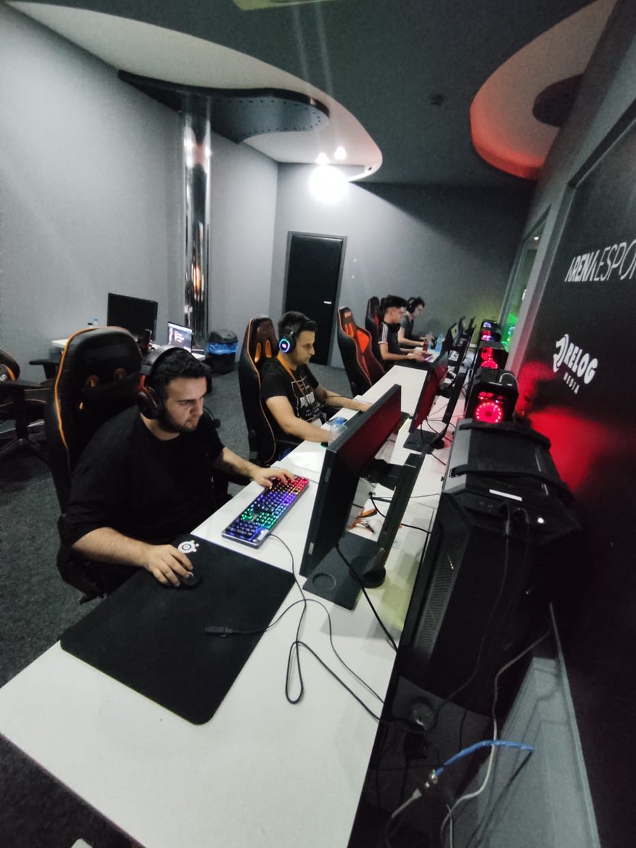 EsportsDiamant's tweet photo. Bootcamp officially started. Let's go boys! #GODIA #DIAMAGIC https://t.co/dXntXd7N2T