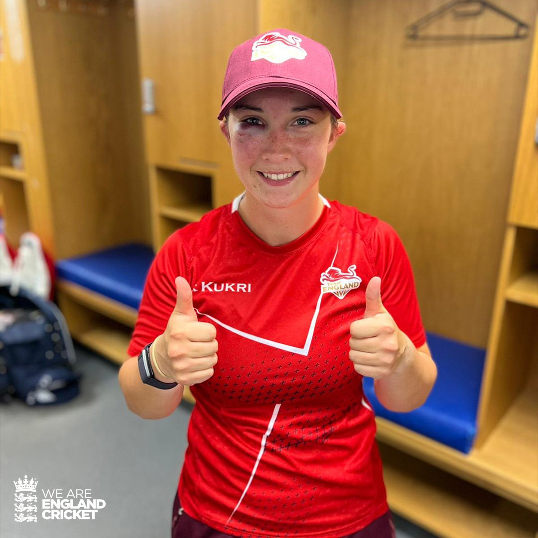 Black eye doesn't seem to be hindering <a href="/AliceCapsey/">Alice Capsey</a>'s ability to see the ball 👀 

The 17-year-old brings up her half century in just 35 balls 👏 

Still shining even with a shiner and the YOUNGEST England half centurion ✨ 

#BringItHome | #Birmingham2022 | <a href="/ECB_cricket/">England and Wales Cricket Board</a>