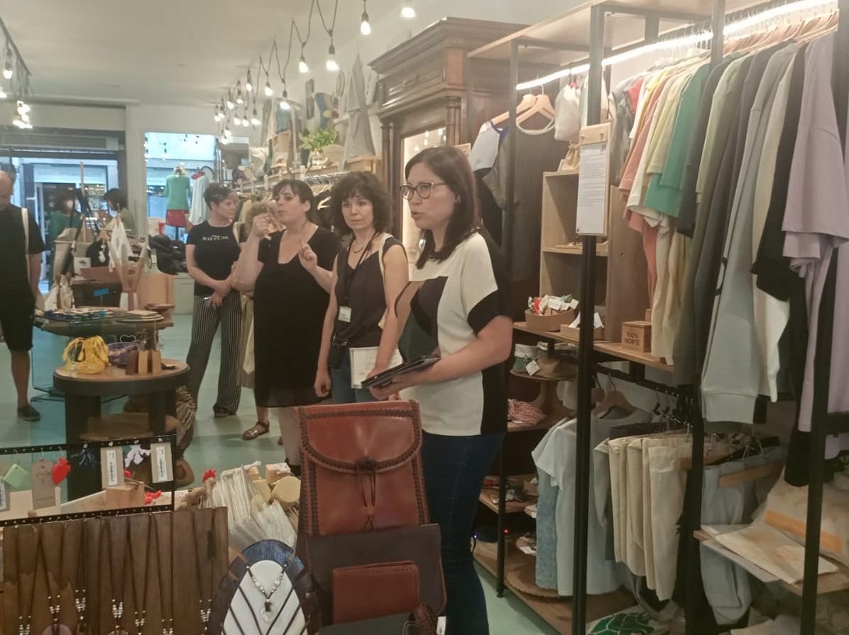 Roteiro cooperativo en Santiago de Compostela, organizado por Espazo Cooperativas, coñecendo proxectos de emprendemento cooperativo moi interesantes. 

#espazocooperativas #accesibilidade #linguadeaignos #inclusión #persoasxordas