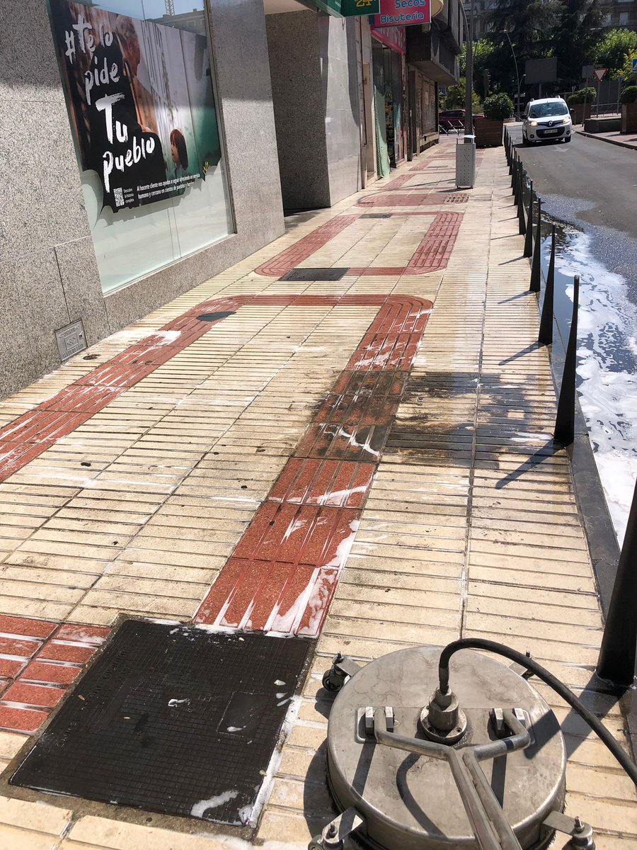 TalaveraAyto's tweet photo. #PolíticaMedioambientalSostenible #Limpieza #Baldeos #ImagenDeCiudad #CompromisoCompartido #Responsabilidad #CiudadDeTodos #TalaveraDeLaReina https://t.co/3sQ0vbre1X