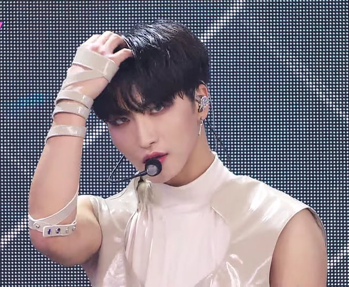 halatheo's tweet photo. someone hand him a lightsaber like just look at him https://t.co/5u6C2EKwX1