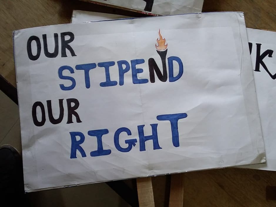 ગુજરાત સરકારે એમબીબીએસ ઈન્ટર્ન ડોકટરોનું સ્ટાઈપેન્ડ વધારીને ₹18500 પ્રતિ માસ કર્યું છે, જ્યારે પ્રતિકૂળ પરિસ્થિતિઓમાં કામ કરતા ઈન્ટર્ન પશુચિકિત્સકોને (સંસાધનોની અછતને કારણે) દર મહિને માત્ર ₹4200 આપવામાં આવે છે.
#Increase_Guj_Vet_Stipend 
<a href="/CMOGuj/">CMO Gujarat</a> <a href="/Bhupendrapbjp/">Bhupendra Patel</a> <a href="/PRupala/">Parshottam Rupala</a>