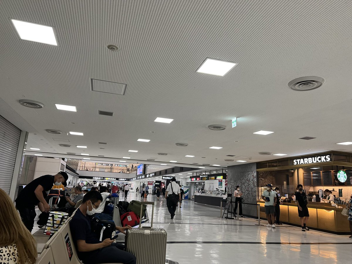 ClzStyle's tweet photo. 明日ベトナムへフライト
ここは成田空港、外国人が普通に少しいます https://t.co/jCuuxiOyWj