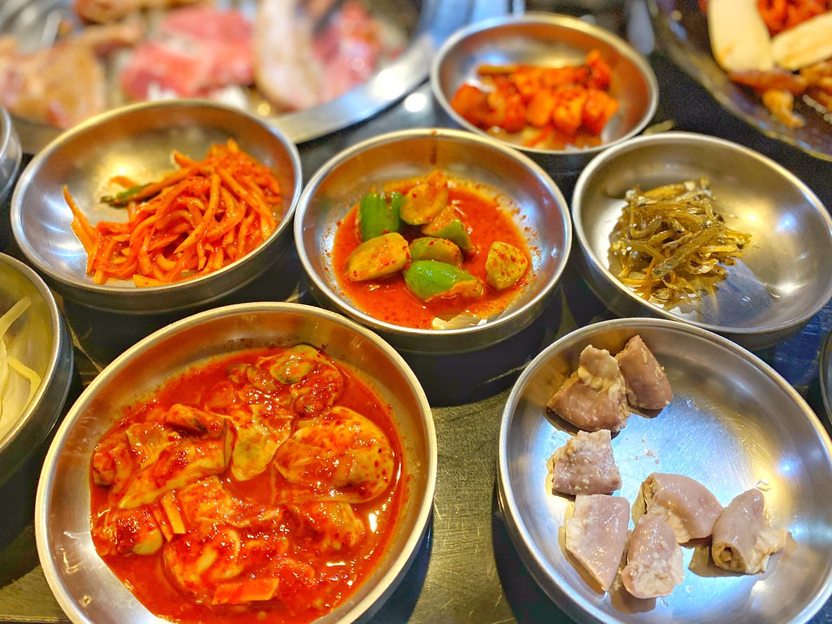 ReviewAroii's tweet photo. “อิลมีจอง” ร้านบุฟเฟ่ต์หมูย่างเกาหลี  ราคาดีย์ ฿350!! 🇰🇷🥢🥓🥗 ร้านอยู่ที่โคเรีย ทาวน์ ส่วนตัวว่าคุ้มมาก +ครบจบในทีเดียว ตั้งแต่เดินทางสะดวกใกล้ BTS อโศก, มีคนปิ้งให้ ตัดหมูให้ นั่งกินอย่างเดียว ที่สำคัญเครื่องเคียงเยอะจุกๆ คนเยอะแต่ออกอาหารไว อร่อยเด็ด แนะนำ https://t.co/Iwny2Ky8NI
