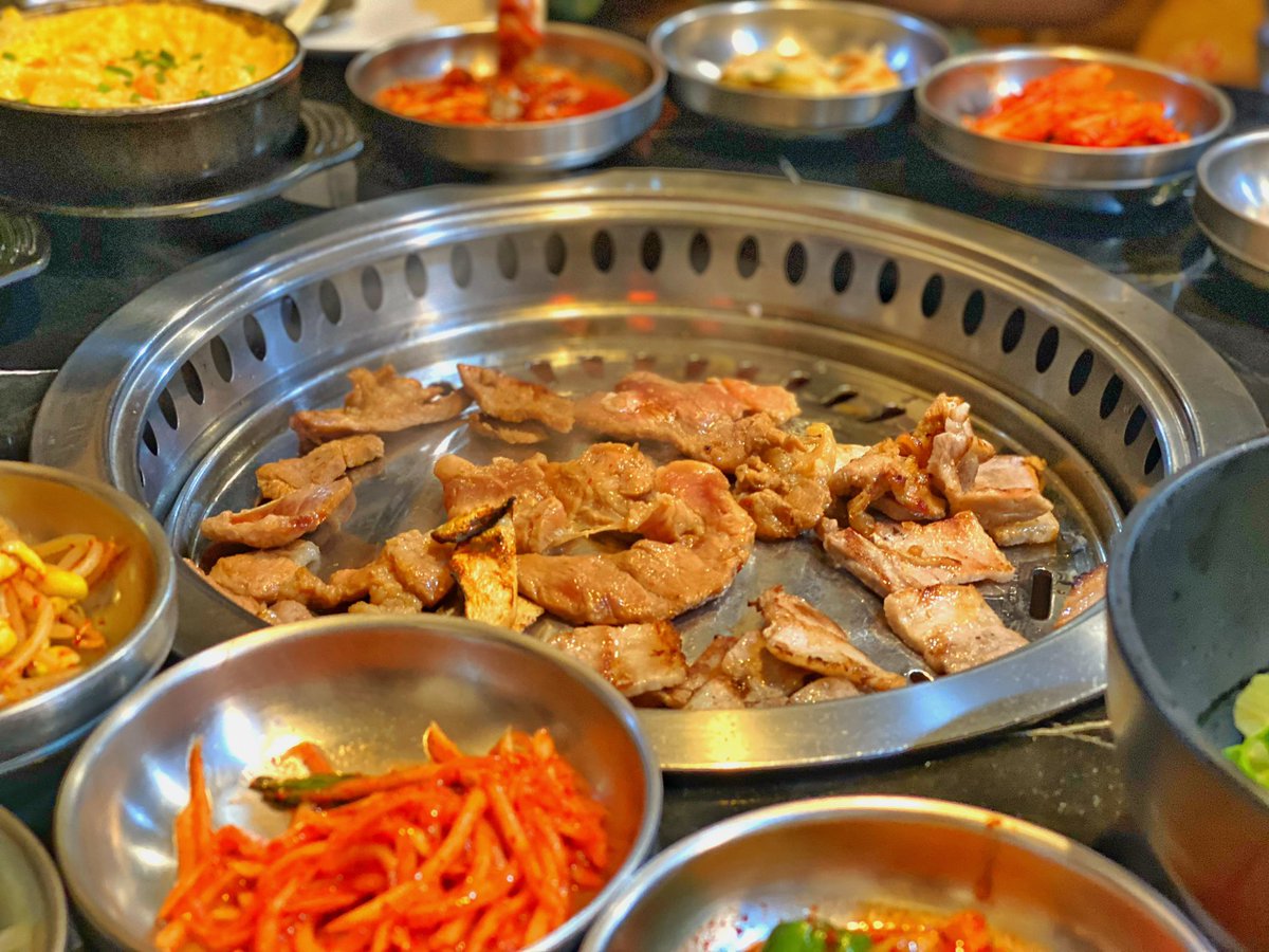 ReviewAroii's tweet photo. “อิลมีจอง” ร้านบุฟเฟ่ต์หมูย่างเกาหลี  ราคาดีย์ ฿350!! 🇰🇷🥢🥓🥗 ร้านอยู่ที่โคเรีย ทาวน์ ส่วนตัวว่าคุ้มมาก +ครบจบในทีเดียว ตั้งแต่เดินทางสะดวกใกล้ BTS อโศก, มีคนปิ้งให้ ตัดหมูให้ นั่งกินอย่างเดียว ที่สำคัญเครื่องเคียงเยอะจุกๆ คนเยอะแต่ออกอาหารไว อร่อยเด็ด แนะนำ https://t.co/Iwny2Ky8NI
