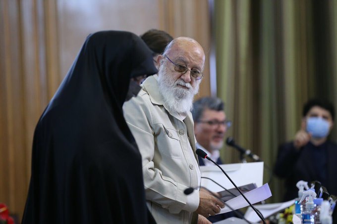 واکنش چمران به خبر #تفکیک_اتوبوس #زنان و #مردان:
در حال حاضر این موضوع نه در شورا و نه در جای دیگری مطرح نشده 
با توجه به کمتر بودن تعداد بانوان، باید اقدامی صورت بگیرد که کسی متضرر نشود./ایسنا