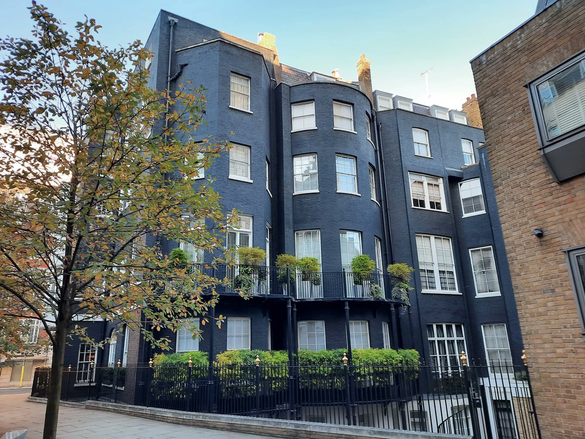 On Curzon Square in Mayfair is a flat in which not one but two musical legends died within a few years of each other… find out more here 👇buff.ly/3ScnmSt