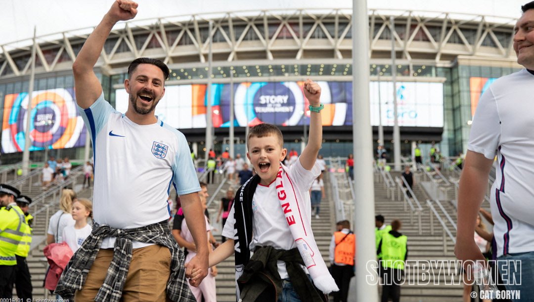 shotbywomen's tweet photo. @lionesses #footballcamehome You have made that difference we have all been waiting for! Mums, daughters, Dads, sons .... all of us WE ARE SO PROUD 🏆️

© Cat Goryn / shotbywomen https://t.co/Hro93PvDuP