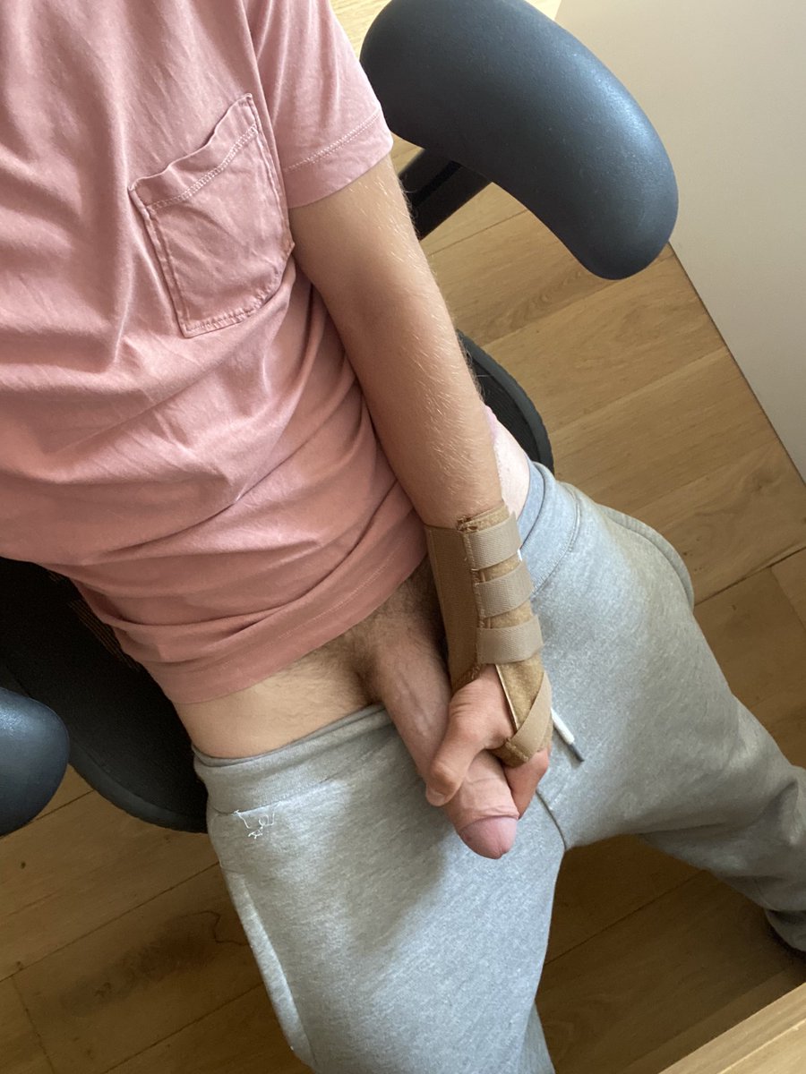 saberHamster's tweet photo. Can anyone give me a hand? 
RT because I’m about to spend hours in A&amp;E and need some love and attention https://t.co/uYkWLqdMdv