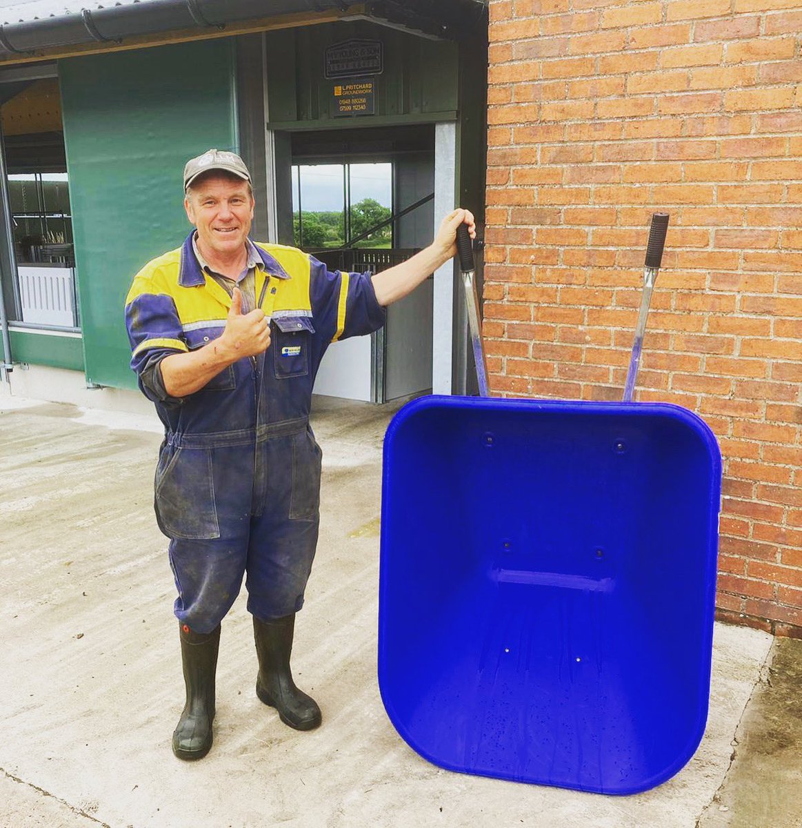 How clean is your calf mobile? Dreamy barrow, cleaned and disinfected after every calf. Out the calving pen before you know it to reduce risk of infection! #topooerator #legend #teamdairy #calfhealth
