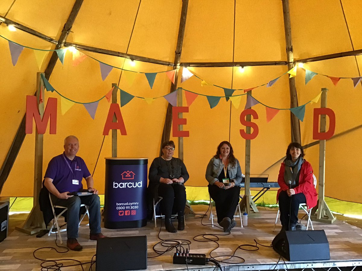 taibarcud's tweet photo. @stevebarcud wrthi yn cadeirio trafodaeth pwysig 'Cymraeg yn y Gweithle' yn #MaesD! @eisteddfod
#cymraegynygweithle #Steddfod2022 #EisteddfodGen https://t.co/VD3p80gLSS