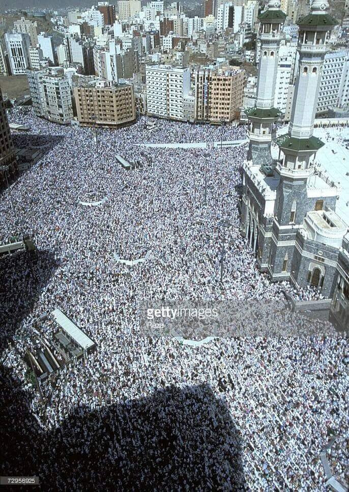 AhmadiConfused's tweet photo. Muslim Hajj 1450yrs (Makkah &amp; Arafat) Verses Qadiani Hajj aka #ChandaFest https://t.co/XmgZqyhUSG