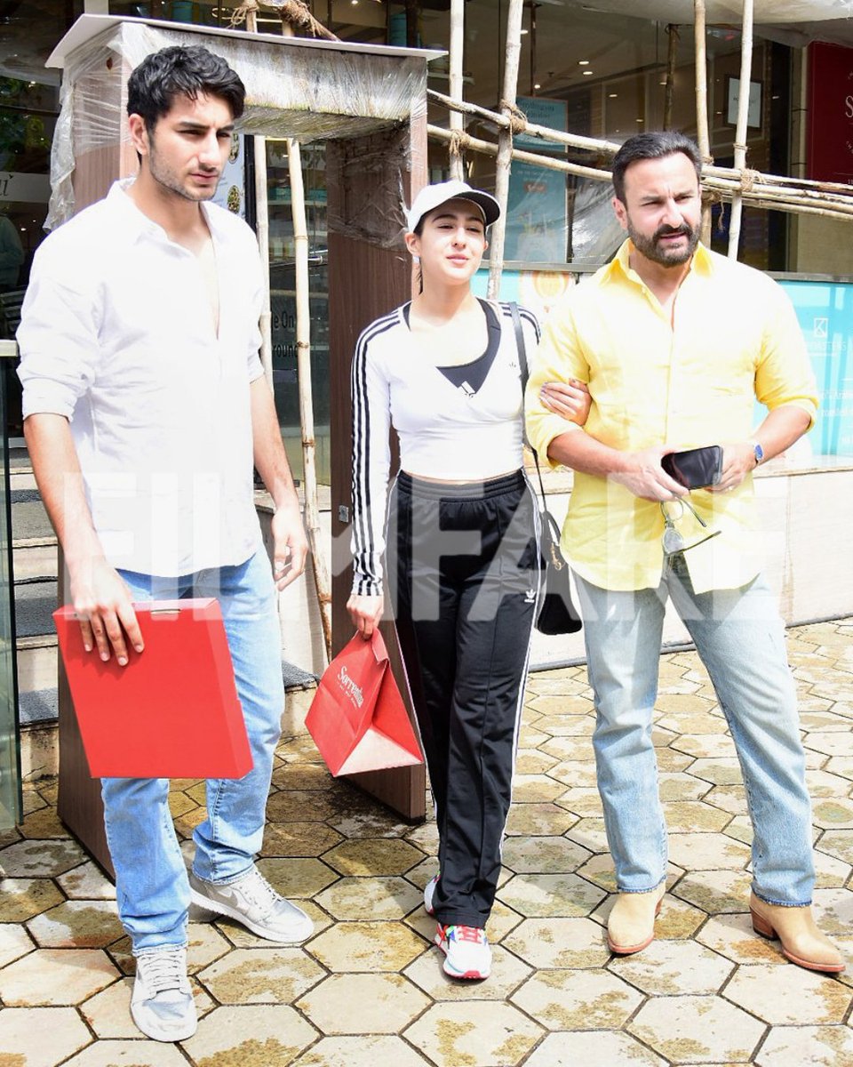 filmfare's tweet photo. Fam-jam! ❤️

#SaifAliKhan papped with #SaraAliKhan and #IbrahimAliKhan in the city earlier today. https://t.co/ICHI6xdgkD