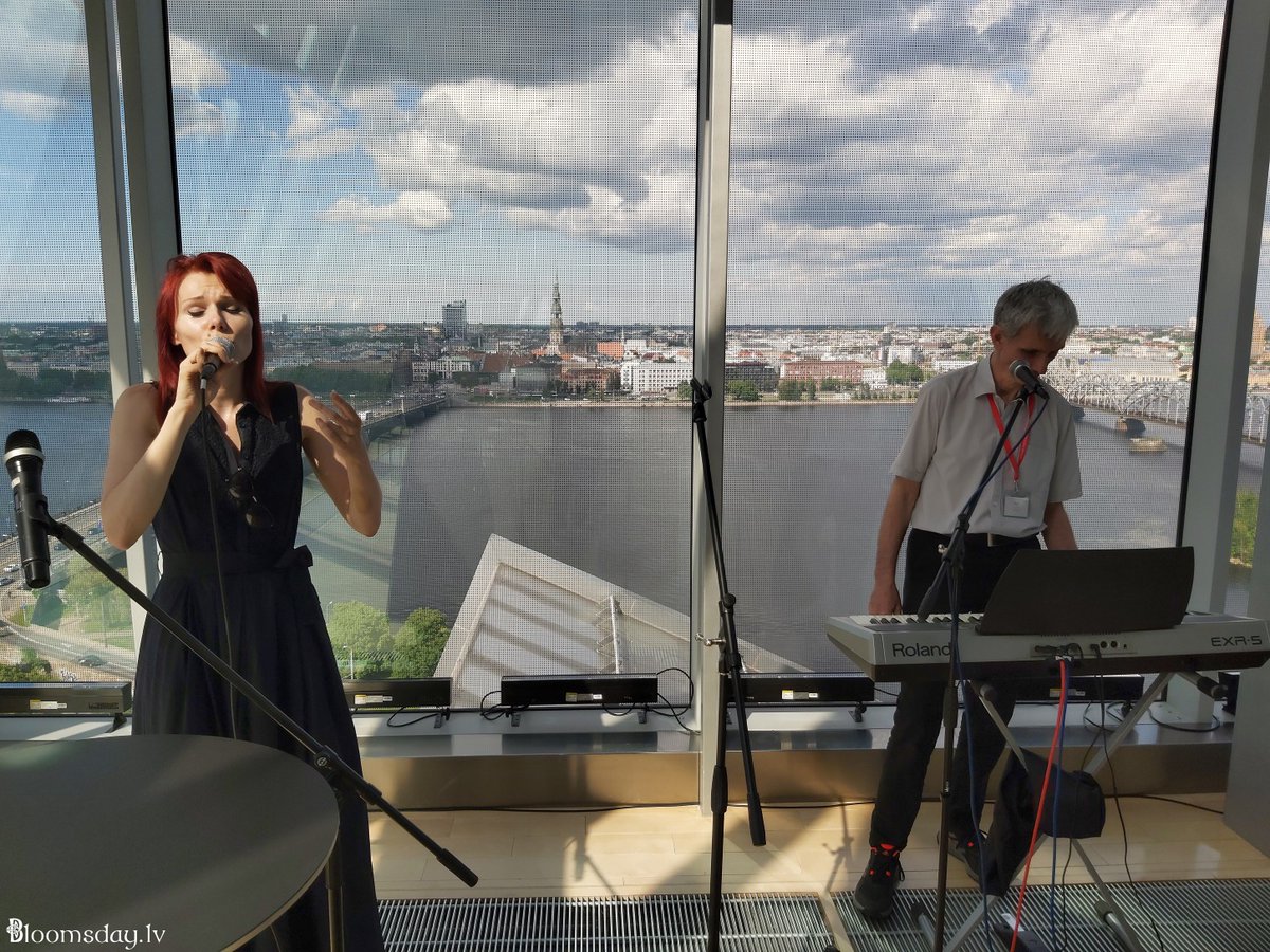 Kavējoties atmiņās par vasaras ieskaņas pasākumu, piedāvājam arī Jums ieskatīties fotogrāfiju krājumā no šī gada 16. jūnija Blūma dienas.

Albumā redzamas aktivitātes Latvijas Nacionālajā bibliotēkā un nedaudz arī neoficiālajā daļā “Kabinett Wine Shop” :)

facebook.com/BloomsdayLatvi…