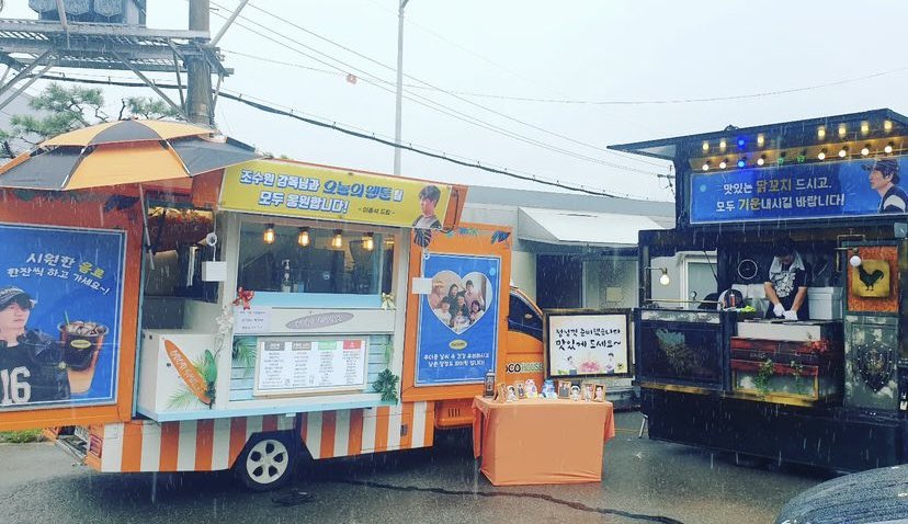 leejongsukfiles's tweet photo. Lee Jong Suk sent a food truck on the filming set of Today’s Webtoon to support Director Jo Soo Won (I Can Hear Your Voice’s director). 

🔗 https://t.co/CYELe2vND5

#LeeJongSuk #이종석 #イ・ジョンソク https://t.co/CSOXSpcHuE