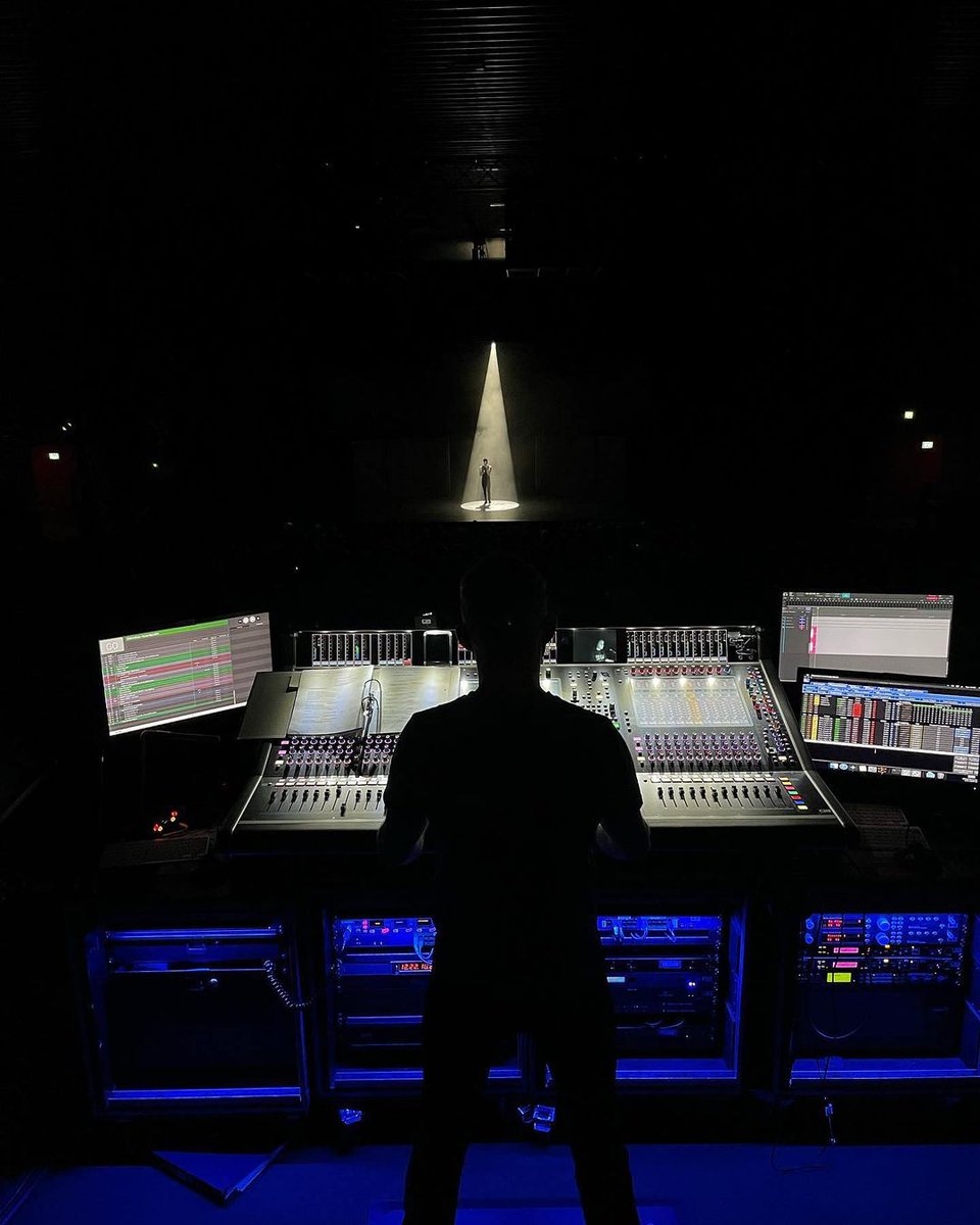 FOH goals with Jake Harris on his DiGiCo console in Vienna! 🔥

#DiGiCo #AudioEngineer #MixingConsole #DigitalMixingConsole #DigitalConsole #FOH #FOHengineer #MixingFOH