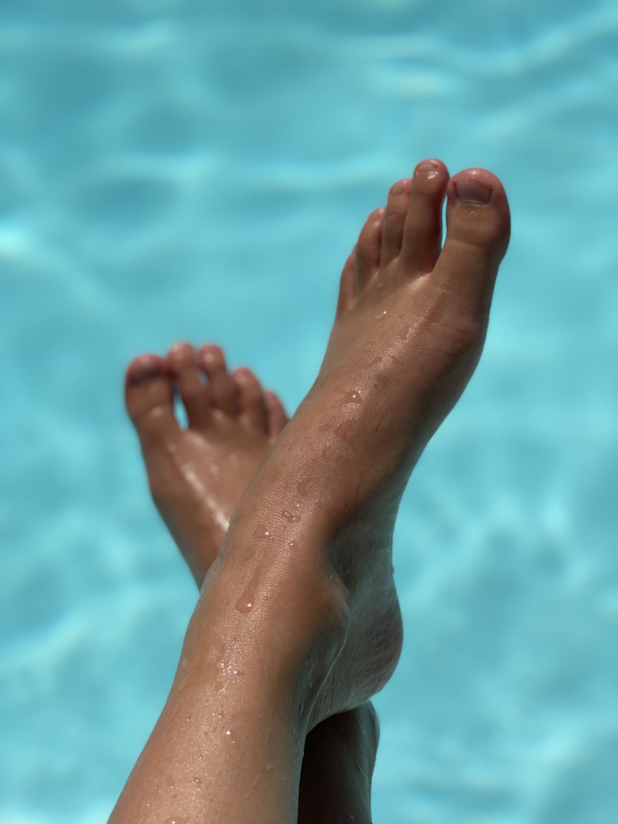 TweetyFeet3's tweet photo. With the sparkly appearance of the water droplets my feet look incredible 😍

Check out my Page: https://t.co/7yY6qStG0A https://t.co/sJ6uxj9lkz