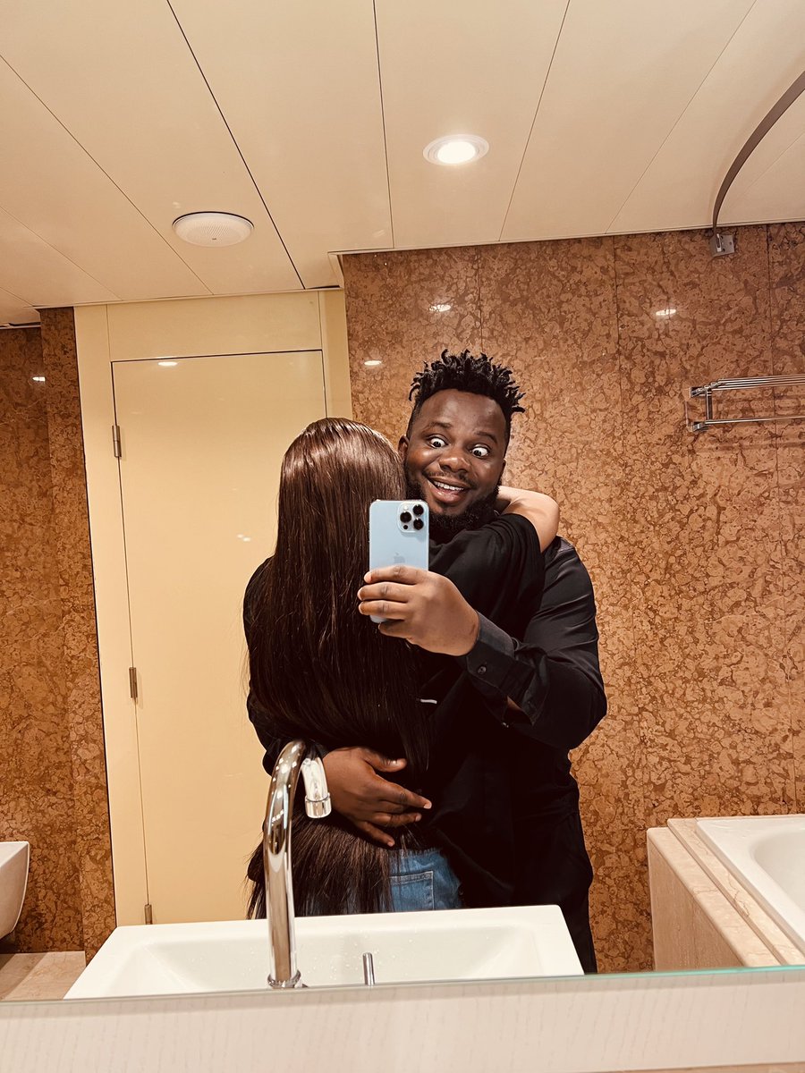 Just passing 🏃🏿‍♀️