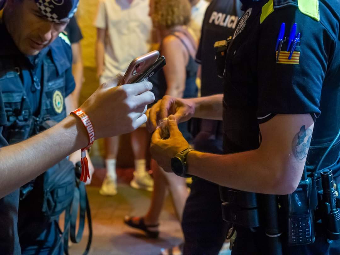 🐶 Durant tot l'estiu trobareu la Unitat #K9, en un horari de 14 a 6 h, a la zona d'oci nocturn, nucli antic i barri i platja de Fenals, duent a terme tasques de #SeguretatCiutadana i control de tinença d'estupefaents.
 
#LloretdeMar #Seguretat #SeguretatLloret #PoliciaLloret