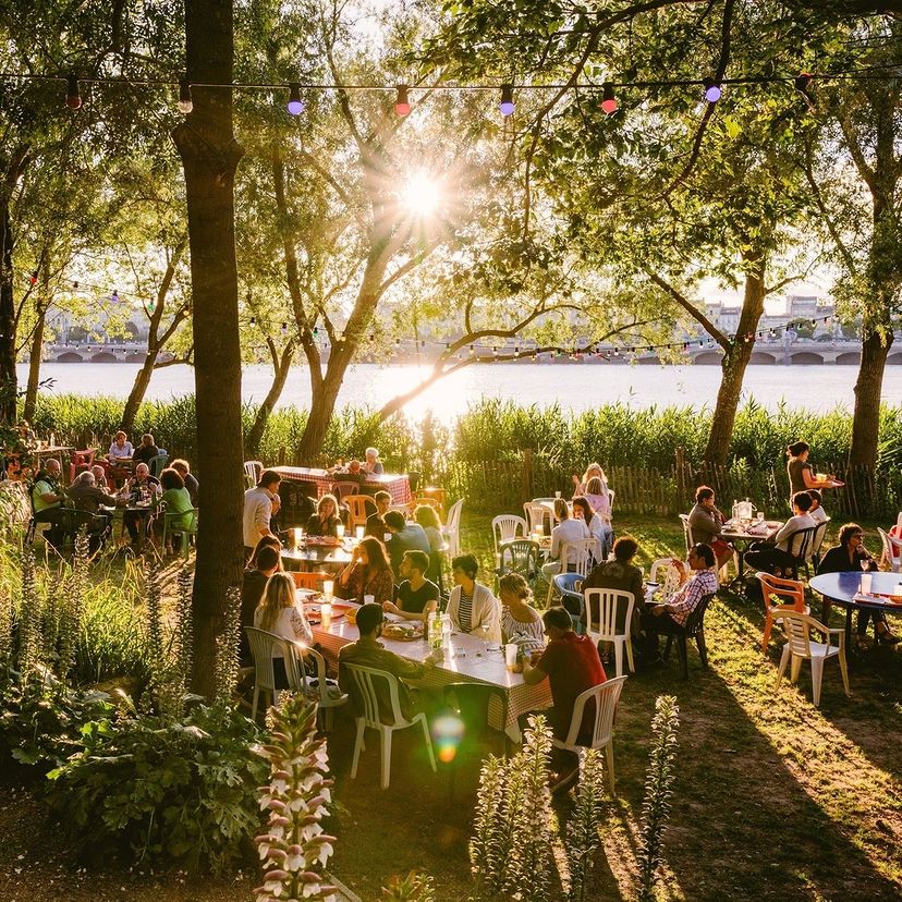 BordeauxWinesUK's tweet photo. Having a drink at #laguinguettechezalriq, on the right bank of the river, is the best way to finish a day of discoveries in Bordeaux 🧭🗺

#BordeauxWinesUK https://t.co/VDeOYJ0Dkg