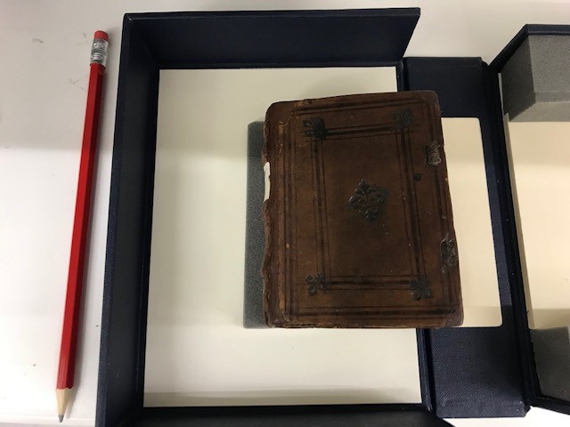 BLprintheritage's tweet photo. This is a super rare example of a writing table (1 of 2 surviving copies), made in 1611. These were pocket-sized almanacs, or calendars, with special erasable pages that people could write on.
BL C.194.a.341
(1 of 3) https://t.co/LB2NTPQY1z