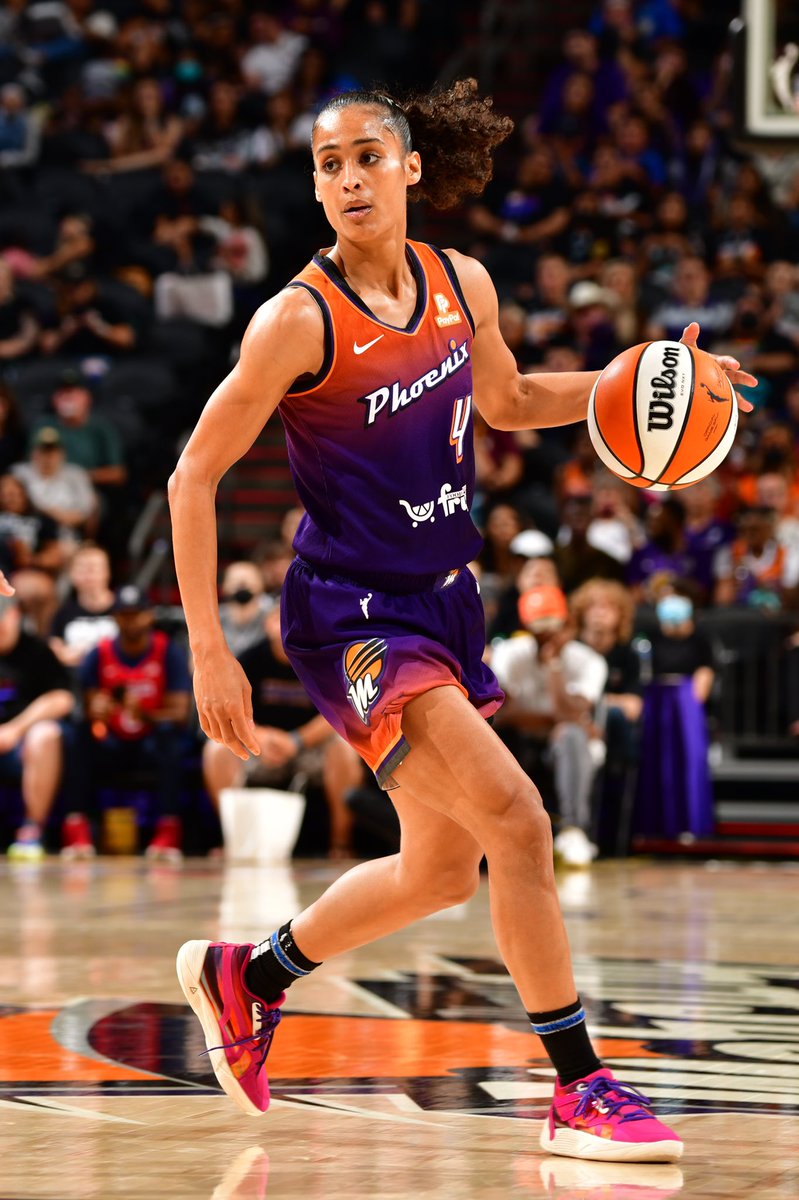 wslam's tweet photo. Happy Birthday to the legend herself, @SkyDigg4 🎂🎉

(📸 Barry Gossage) https://t.co/pu2sUZWw8o