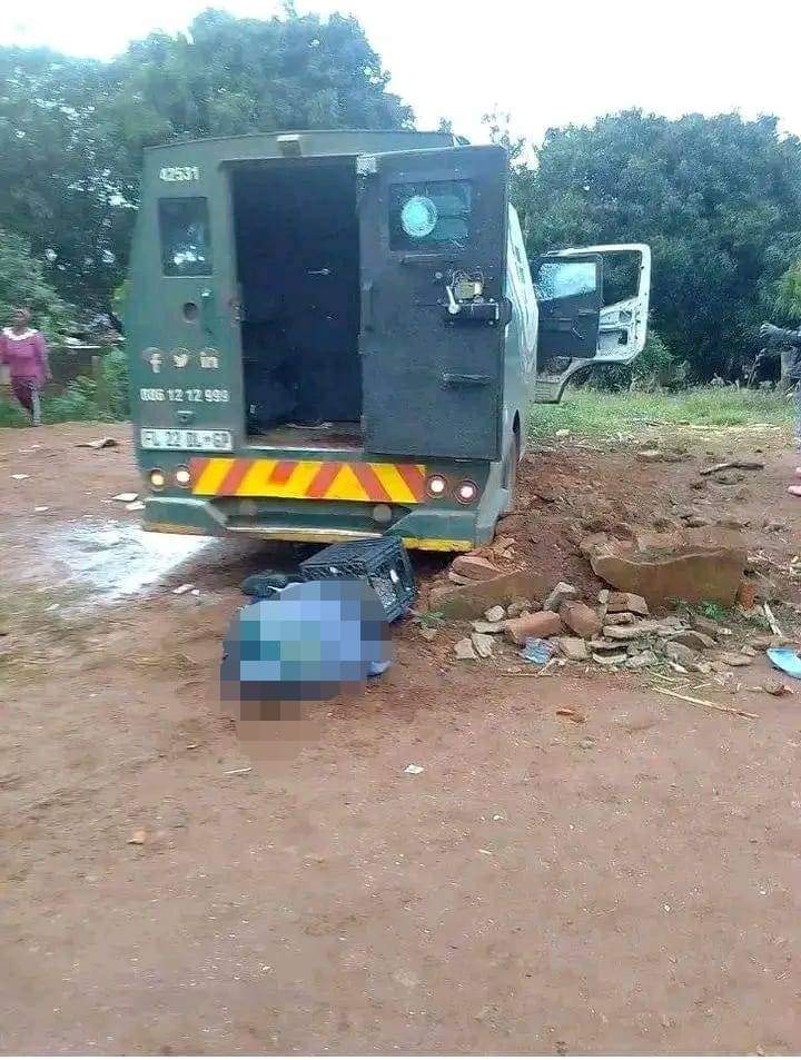 BREAKING NEWS| Security guard gunned down during cash-in-transit heist in Duthuni village outside Thohoyandou. More details coming up on giyaniview.co.za