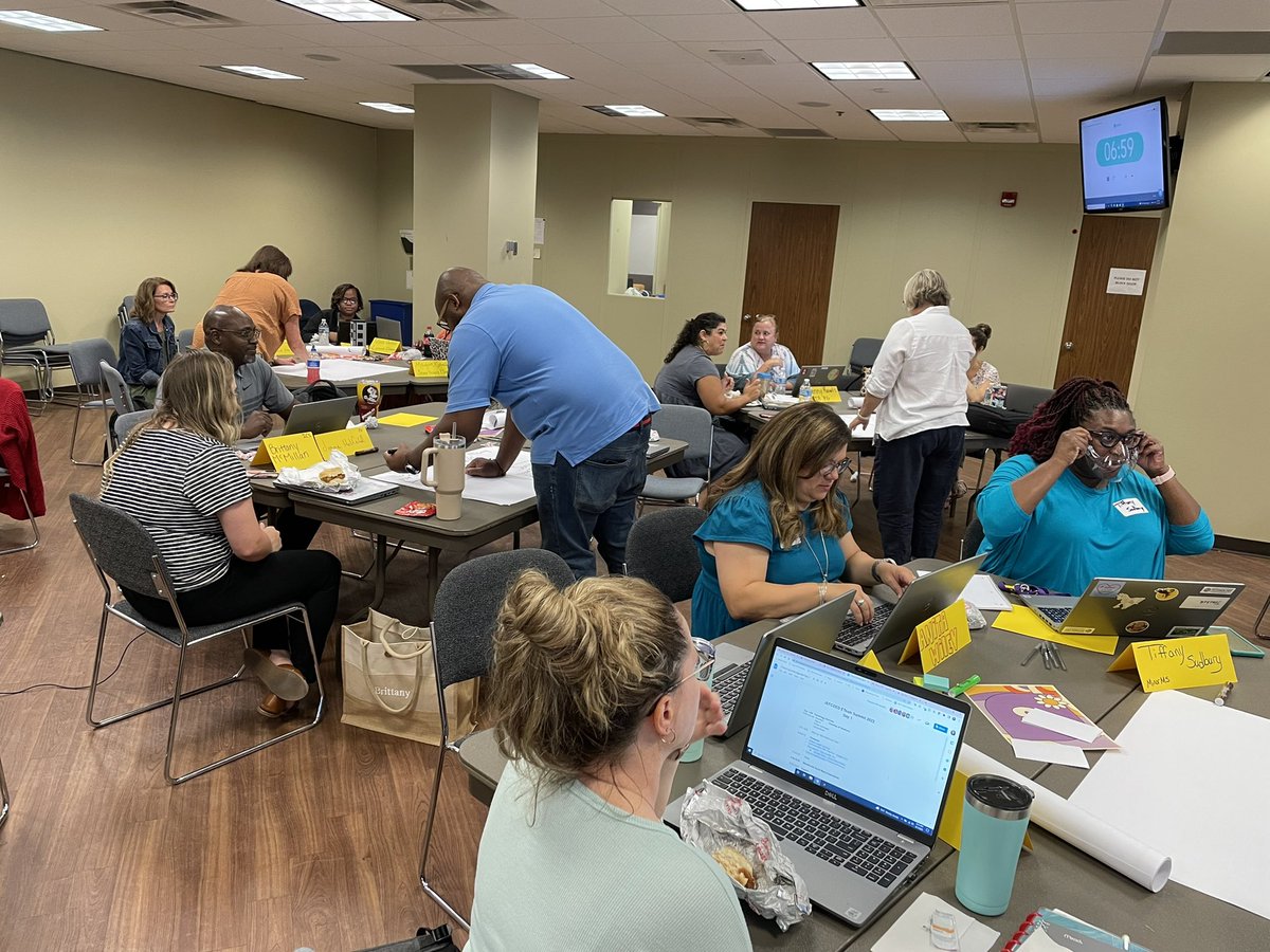 JEFCOEDTech's tweet photo. During the #ETeamSummit2022 we learned we have more than 5️⃣5️⃣0️⃣ years of combined experience in education. Powerful things happen when so many bright, experienced educators come together to make a difference for students. @JEFCOED https://t.co/1snorAse6z