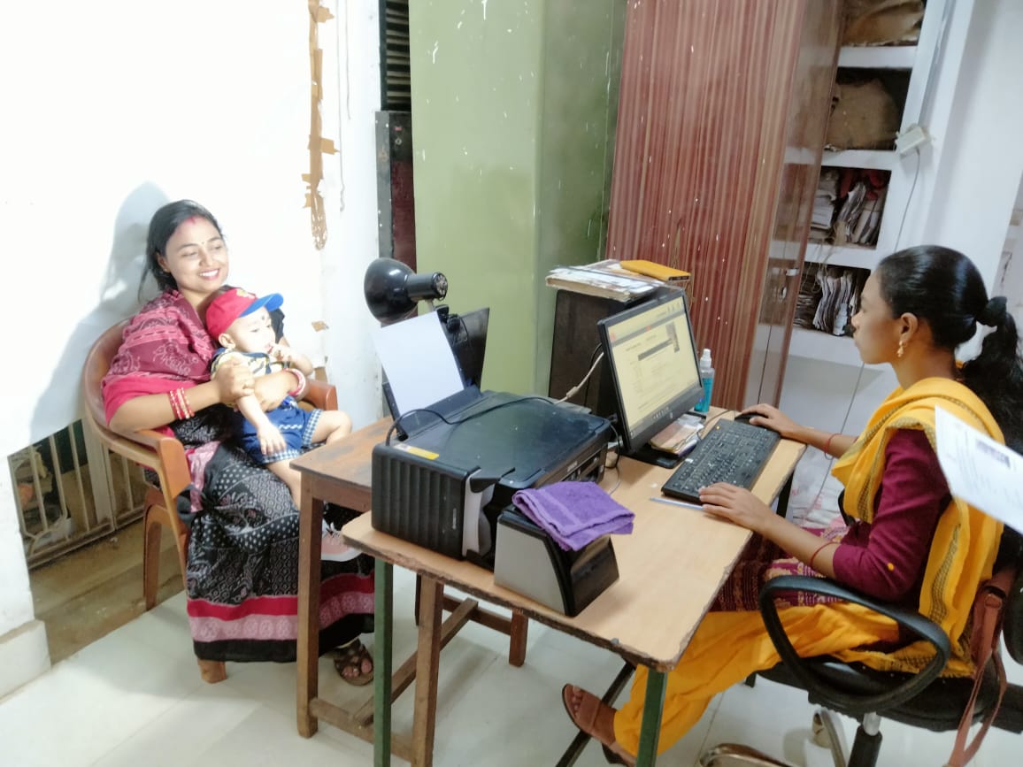CPMG_Odisha's tweet photo. Post Office #AADHAAR centre- 15 month old baby attending Phulbani Post Office AADHAAR centre for enrollment. #MeraAADHAAR #MeriPehchaan #PostOfficeaapkadost https://t.co/eXDAs1o3Q2
