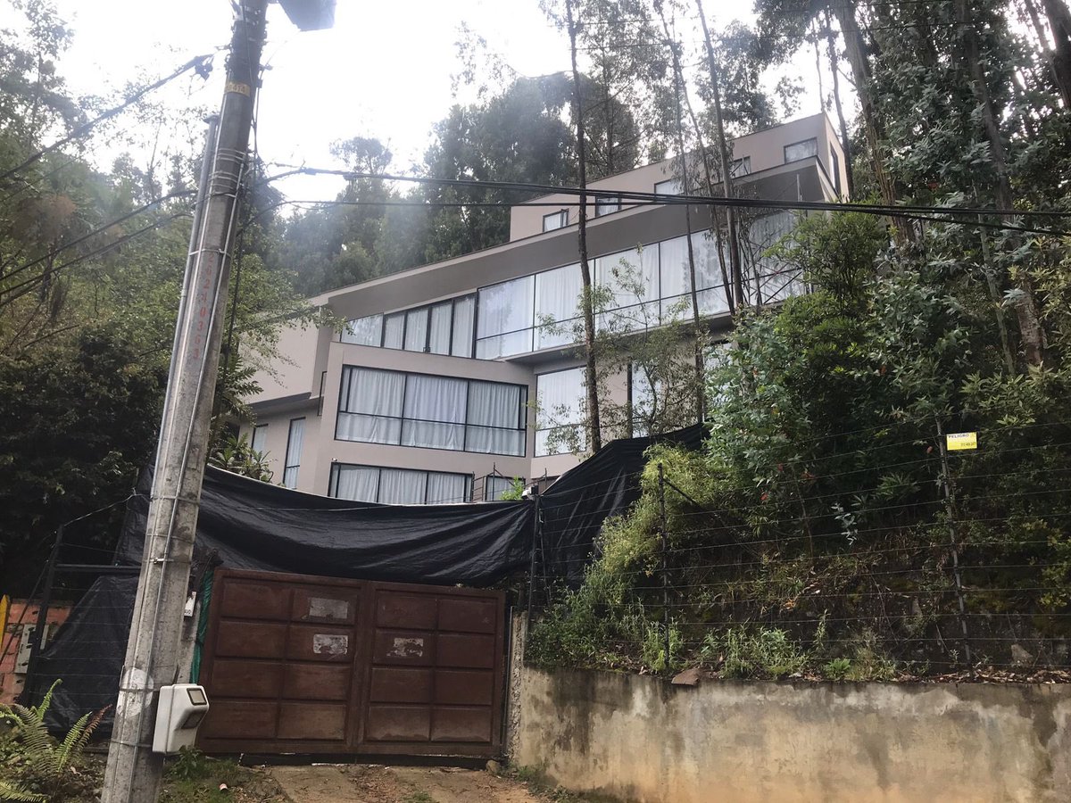 MMMaldonadoC's tweet photo. Mientras las lujosas mansiones de Bagazal en los Cerros Orientales siguen impávidas (fotos de 0720), a la comunidad en pobreza en Los Cerezos le mandan el Esmad para desalojarla.
Algo está muy mal en el control policivo en el Distrito @ClaudiaLopez @AntonioSanguino @felipeangell https://t.co/HKNsXrmKg9