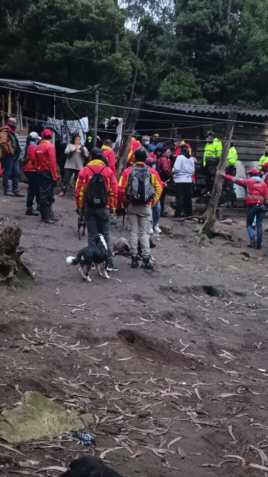 MMMaldonadoC's tweet photo. Mientras las lujosas mansiones de Bagazal en los Cerros Orientales siguen impávidas (fotos de 0720), a la comunidad en pobreza en Los Cerezos le mandan el Esmad para desalojarla.
Algo está muy mal en el control policivo en el Distrito @ClaudiaLopez @AntonioSanguino @felipeangell https://t.co/HKNsXrmKg9
