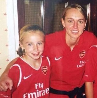 Now it's me that's chuffed I got my photo taken with this young superstar!! 😉 
<a href="/leahcwilliamson/">Leah Williamson</a> 
#CaptainFantastic #Lionesses #England #Captains