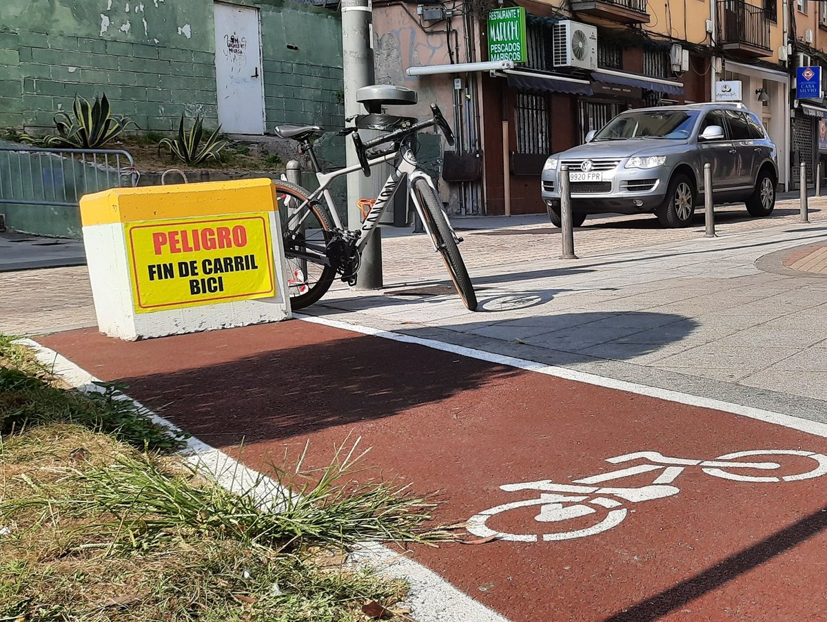 》Por el barrio de #Tetuán en
la ciudad de #Santander se está popularizando una nueva obra escultórica en honor a la #MovilidadCiclista de la <a href="/RedCiudadesBici/">RedBici 🚲</a>  💥 🚲 

》Los vecinos ya la llaman, #ElMojonDeGemaIgual 💩

<a href="/ConBici/">Coordinadora ConBici</a> seguimos ‼️
<a href="/El_Intermedio/">El Intermedio</a> esto ya es chiste.