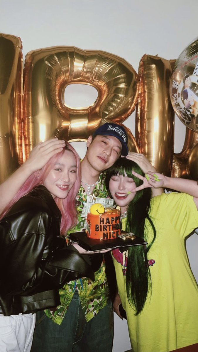 zzhenjxx's tweet photo. 終於有合照 💗🧡💚
生日快樂 #Nickthereal 

#HUR_Jennifer #HUR_CHolly https://t.co/tewucgHc91