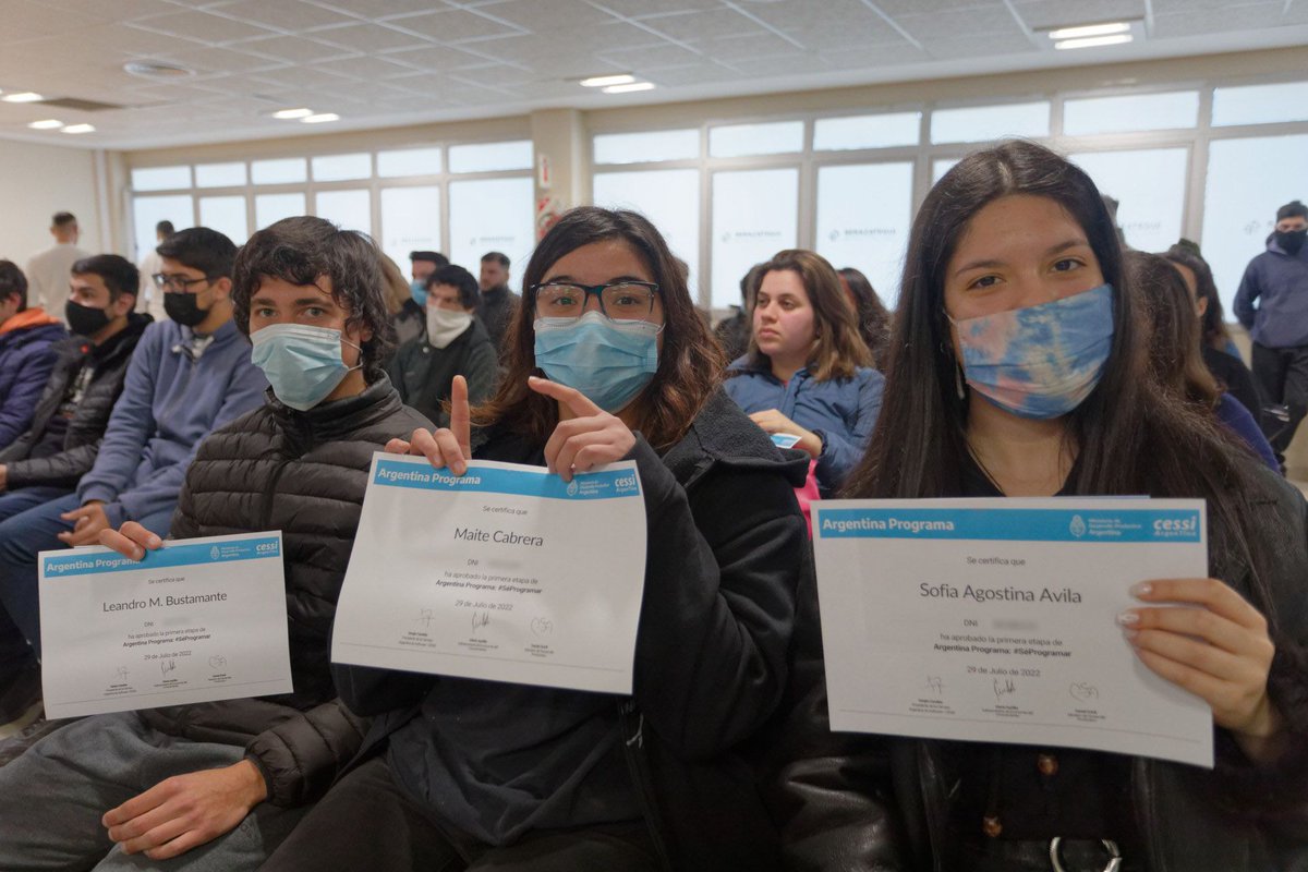 CessiArgenTIna's tweet photo. Acompañando a egresados de #SeProgramar de #ArgentinaPrograma en el municipio de #Berazategui. En el marco de nuestros programas #Saaf y #YoProgramoenMiCiudad, realizamos un panel de empleabilidad en la industria del software para las 90 personas que se recibieron el certificado. https://t.co/pVy9LoKqzr