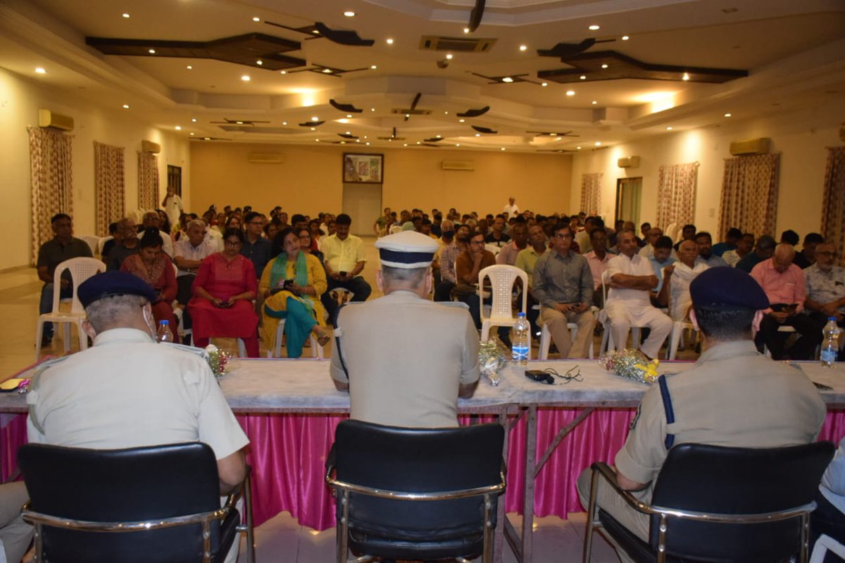 Vadcitypolice's tweet photo. વડોદરા શહેર પોલીસ કમિશનરશ્રી ડો. શમશેર સિંહ  ની પ્રેરક ઉપસ્થિત����ાં જે. પી. રોડ પોલીસ સ્ટેશન વિસ્તારમાં e-FIR અંગે જનજાગૃતિ કાર્યક્રમનું આયોજન કરવામાં આવ્યું.

@dgpgujarat 

#vadodaranews #VadodaraCityPolice #efir #efirawarenessprogram https://t.co/6XqxcjykRN