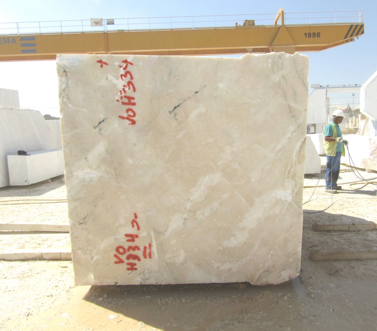 solubema's tweet photo. 📌Vigaria marble block of the day...

#vigariamarbles #naturalmarble #vigaria #solubema , #portuguesemarble #estremozmarble #etmaportugal #translucentmarble #michelangelomarble #whitemarbles #rosaaurora #interiordesign #architecture #sustainablebuilding #sustainablearchitecture https://t.co/xXHqEZYgEz