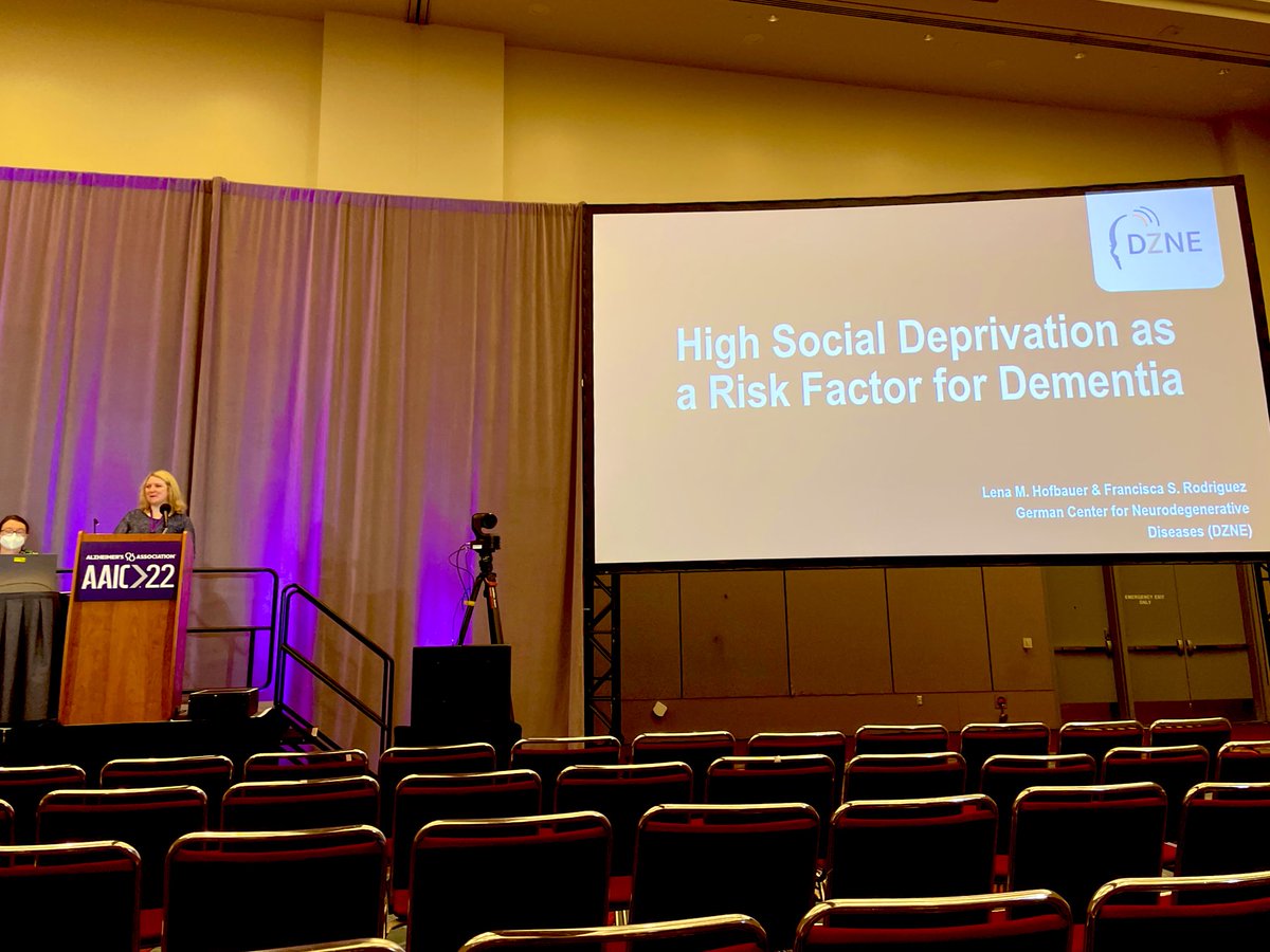 Following @LenaHofbauer‘s very relevant presentation on social deprivation: People with higher social deprivation have a higher risk of developing #dementia. Another reminder of the importance of policy changes! #AAIC22 #AlzPolicyPIA