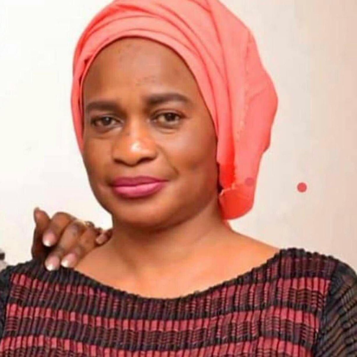 Saf_niang8's tweet photo. Cela fait exactement vingt trois jours que notre sœur Aminata DIA, a été arrêtée.Cette dame, soutien de famille, épouse,paisible citoyenne,patriote engagée, est privée de liberté depuis des semaines parceque tout simplemnt elle a envoyé de l’argent pour soutenir une manifestation https://t.co/Zs8Yfb1n0i