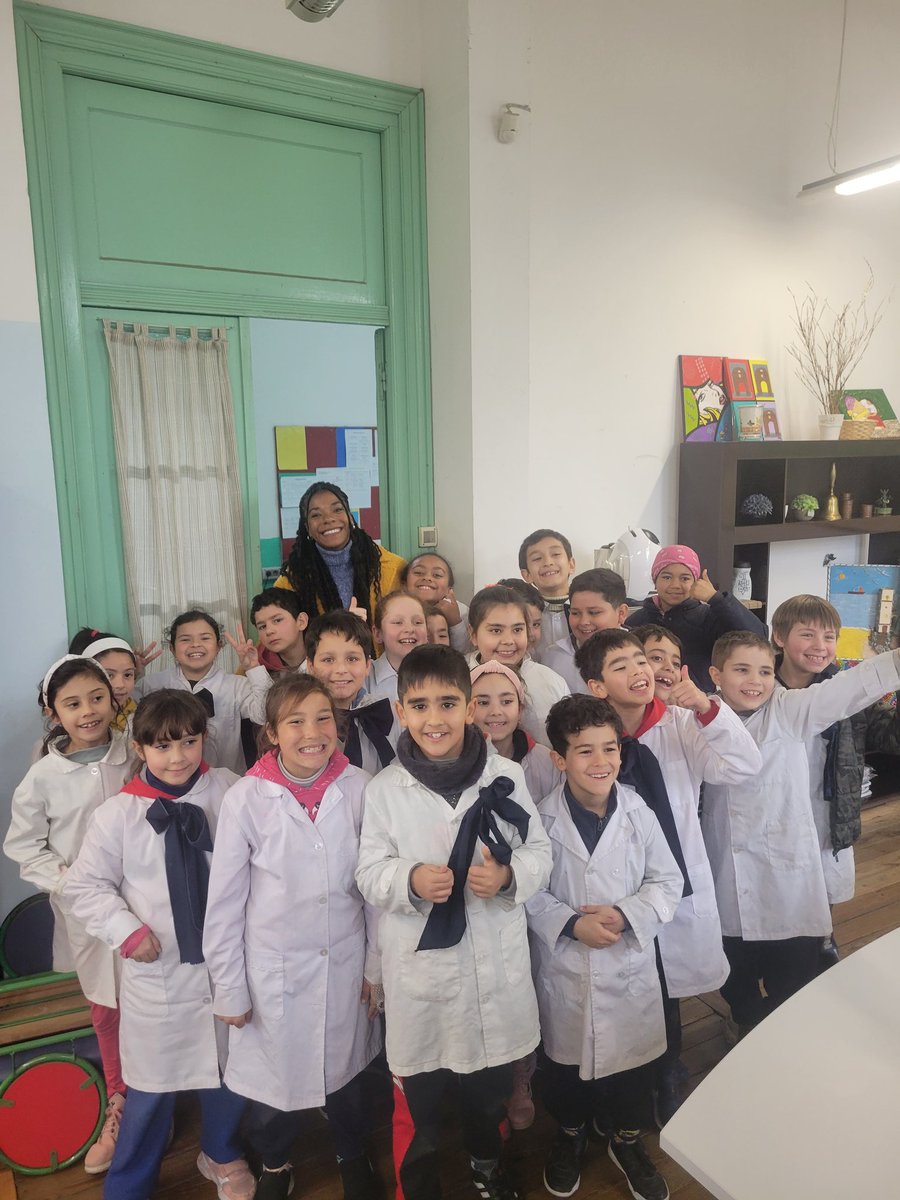 De visita por la escuela Gran Bretaña en el Cerrito de la victoria! Niños felices yo también misión cumplida!😊