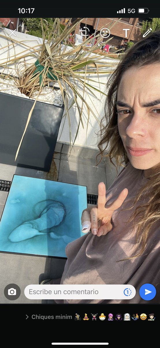 anajulietafg's tweet photo. pedi uma mesa pro cliente en pedra de lava vulcanica esmaltada a mao o que quer dizer que o desenho que forma quando a pedra entra no forno é imprevisível. A direita o que estava esperando a esquerda o q eu recebi. Detalhe a mesa custa R$9600 https://t.co/WGd6T75BUc