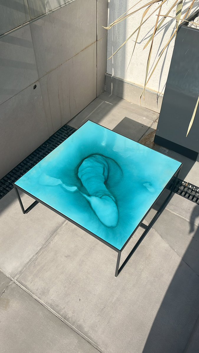 anajulietafg's tweet photo. pedi uma mesa pro cliente en pedra de lava vulcanica esmaltada a mao o que quer dizer que o desenho que forma quando a pedra entra no forno é imprevisível. A direita o que estava esperando a esquerda o q eu recebi. Detalhe a mesa custa R$9600 https://t.co/WGd6T75BUc