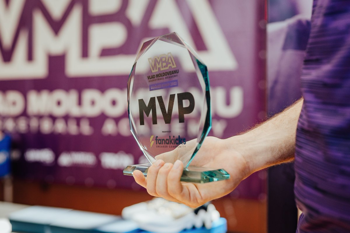 VMBAcademy's tweet photo. Nemulțumit cu un singur premiu 😄, Gabriel Dumitru Radu a obținut și trofeul de MVP la categoria Jr. Varsity grație prestației sale pe parcursul VMBA Summer Camp 2022.

Felicitări! 😎

#VMBA #vladmoldoveanu #basketballacademy #summercamp #basketballcamp #MVP https://t.co/9CtN9BCirT
