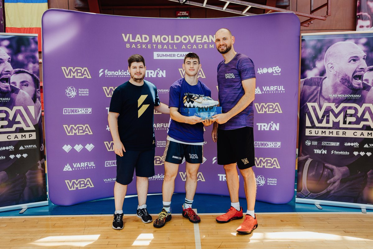 VMBAcademy's tweet photo. Nemulțumit cu un singur premiu 😄, Gabriel Dumitru Radu a obținut și trofeul de MVP la categoria Jr. Varsity grație prestației sale pe parcursul VMBA Summer Camp 2022.

Felicitări! 😎

#VMBA #vladmoldoveanu #basketballacademy #summercamp #basketballcamp #MVP https://t.co/9CtN9BCirT