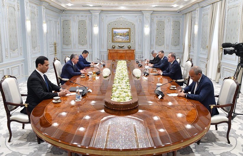 azpromoaz's tweet photo. Xarici işlər naziri @bayramov_jeyhun, iqtisadiyyat naziri @MikayilJabbarov və rəqəmsal inkişaf və nəqliyyat naziri @RashadNNabiyev Özbəkistanın Prezidenti Şavkat Mirziyoyev tərəfindən qəbul edilib.

Ətraflı - https://t.co/lgyNqujQIh

#EconomyAz https://t.co/oaPRAIQQAC