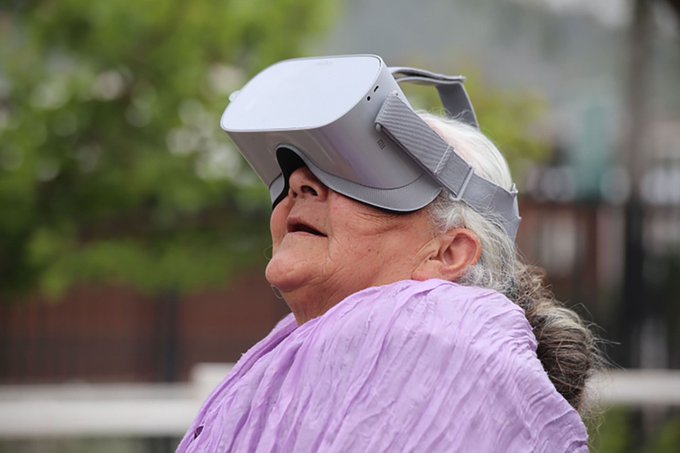 Au Chili, le projet <a href="/NODOcl/">Proyecto NODO</a> avec <a href="/PNUDChile/">PNUD Chile</a> tente de répondre aux besoins des #PersonnesAgées grâce au #Numérique. La mise en relation avec des aidants permet de favoriser l'autonomie et l'inclusion de leurs aînés, renforçant ainsi leur protection sociale. bit.ly/3ouDdy0