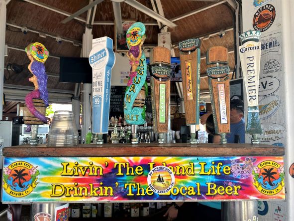OceanKeyResort's tweet image. The best of Key West is at your fingertips at our iconic Sunset Pier, where the Gulf meets the Atlantic, and vacation dreams come to life. Join us for a local brew, incredible views, and let the good times roll.

#tropicaldistancing #oceankeyresort #sunsetpier #noblehousehotels